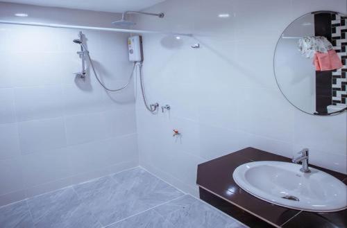 Vatchara Northgate Hotel Nakhon Sawan Ngoại thất bức ảnh